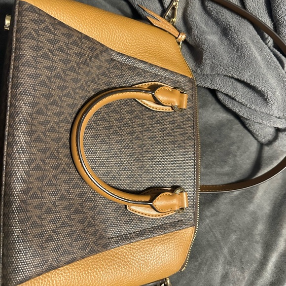 Michael kors purse - Picture 3 of 5